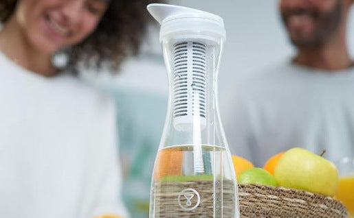 Carafe filtrante ou bouteille d’eau : quelle solution est la plus écologique et économique ?