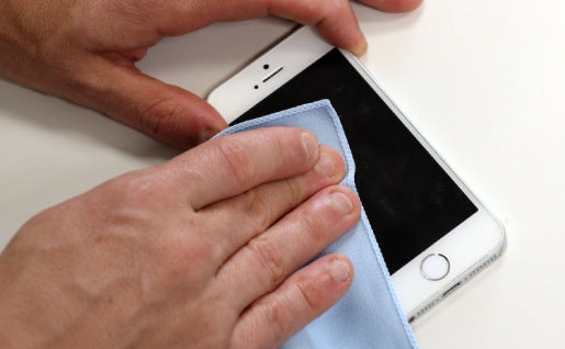 Comment nettoyer un écran de smartphone avec une microfibre ?