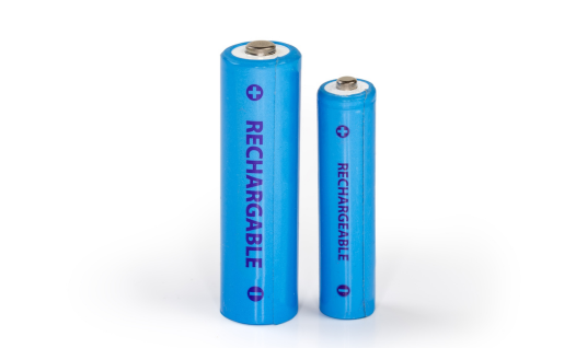 Quels sont les avantages environnementaux et économiques des piles rechargeables ?
