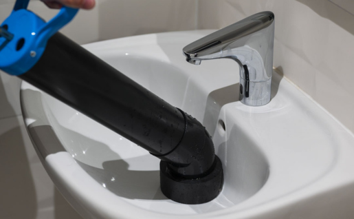 Comment choisir et utiliser un déboucheur à pompe pour vos canalisations ?